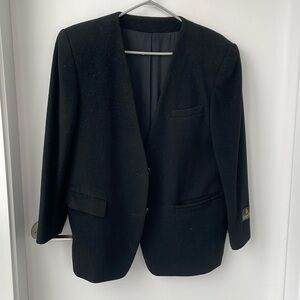 Collarless black oversized cashmere fabric blazer. Perfect for fall.
